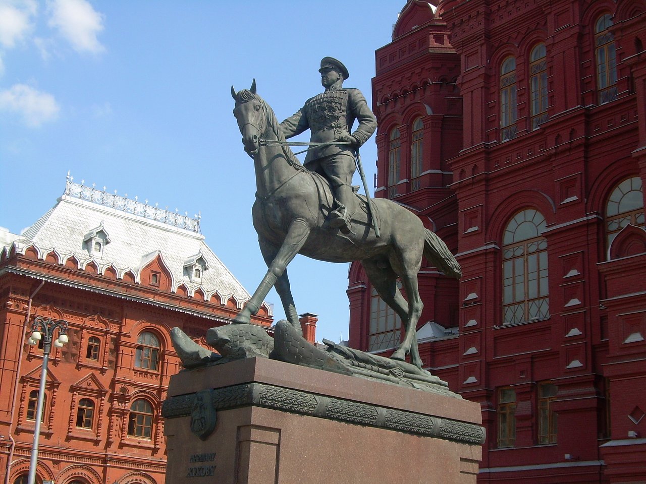 Памятник г к Жукову